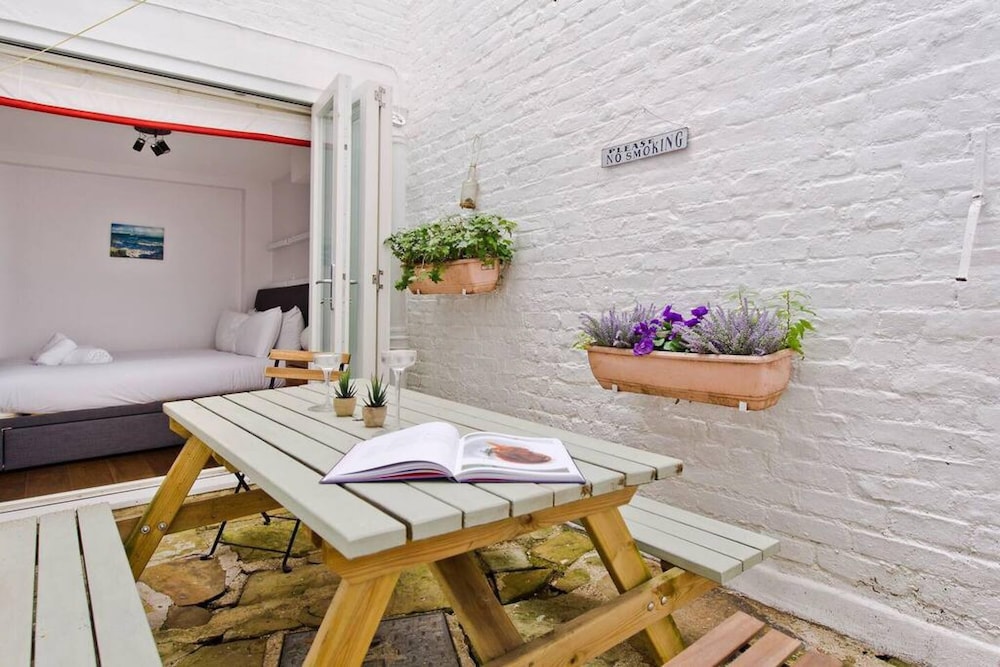 2-bed Apartment Victoria
