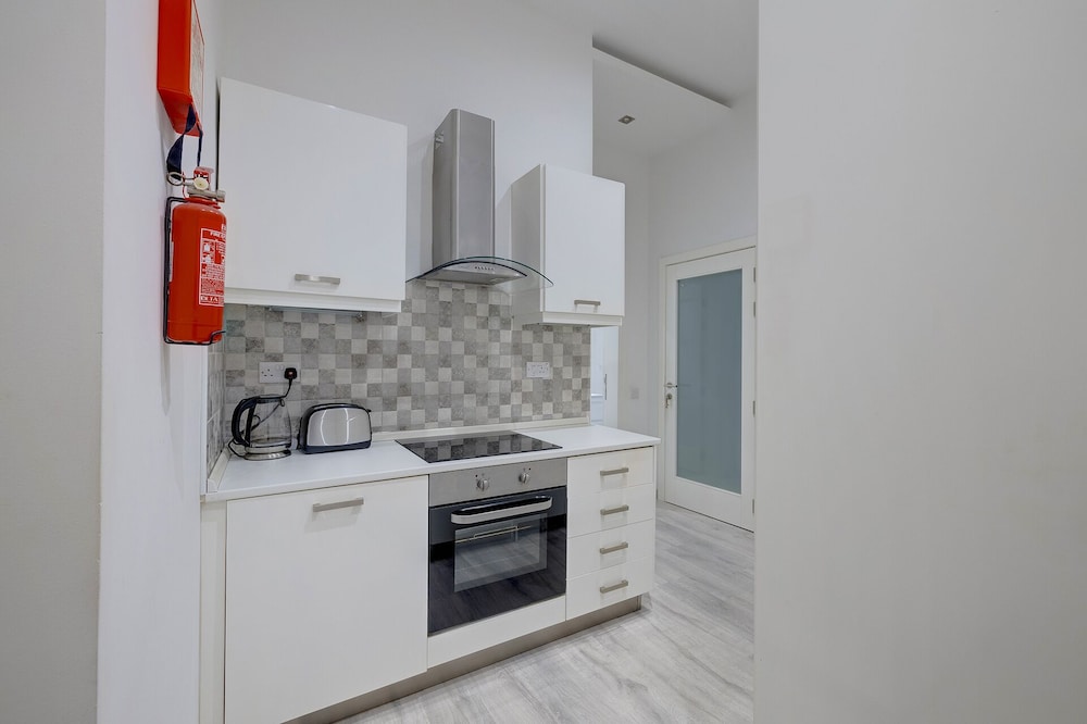 Stylish 1BR Apartment Steps to the Promenade view 4