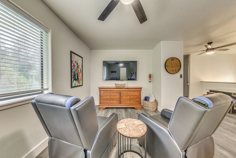 1 Mi to Grindstone Lake: Modern Ruidoso Retreat!