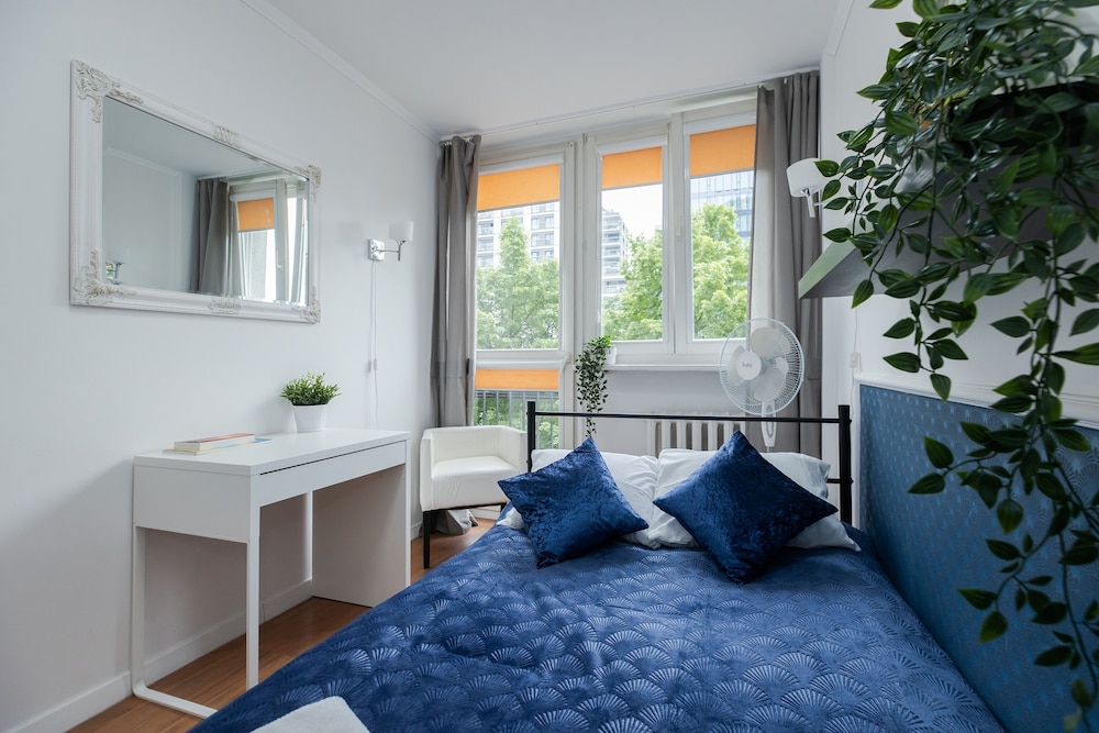 UNIT Short Rent Apartment by Warsaw Metro Station