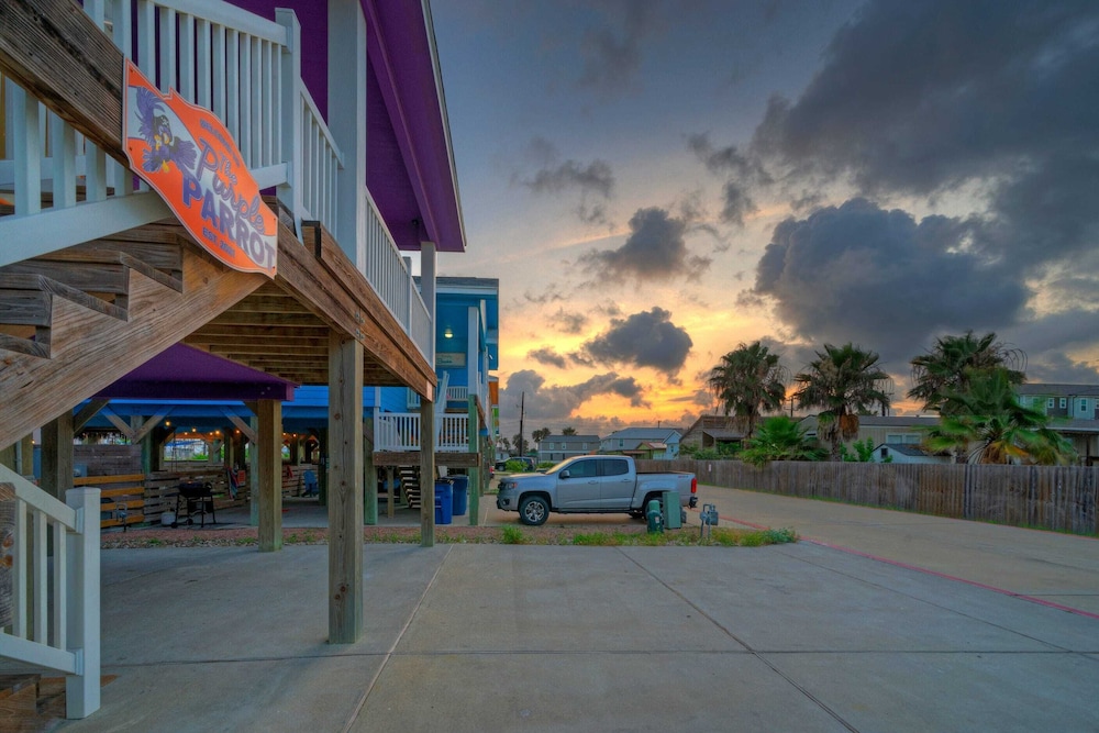 Purple Parrot by Avantstay Heated Pool, Beach Access & Central Port A Location