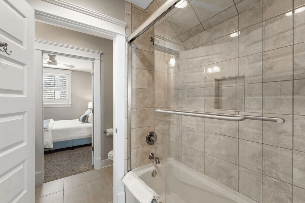 Back to the Beach by Avantstay with Pool Access