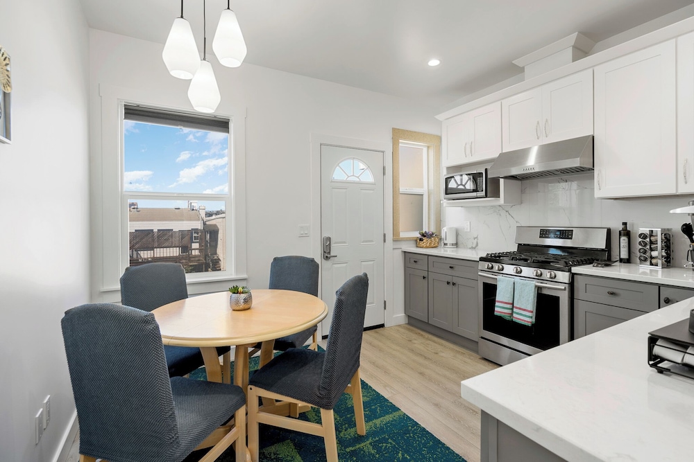 Modern 2Bed 2Bath & parking in Excelsior