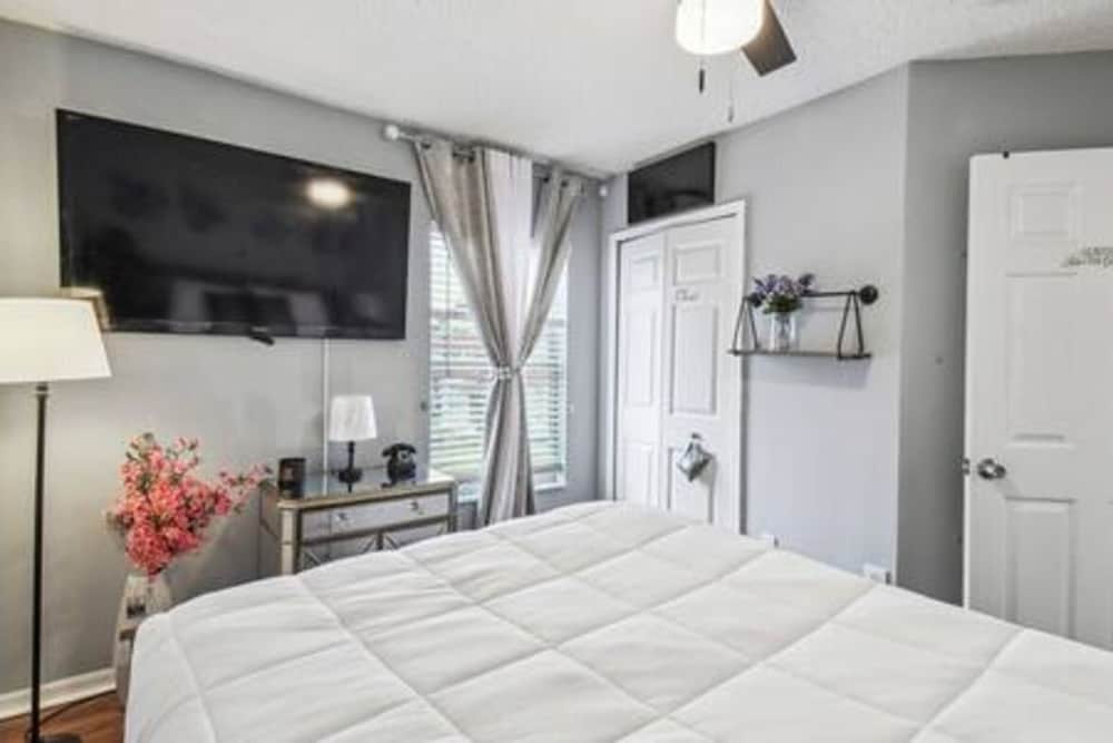 Lake Berkley 4BR Villa - Near Disney & Pool