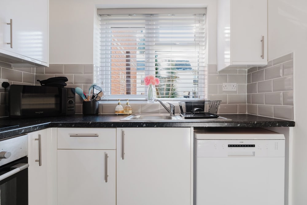 Corner House - Bright 2BD in Cheltenham