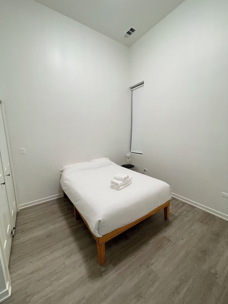 Cozy and Modern Stay in the Heart of C
