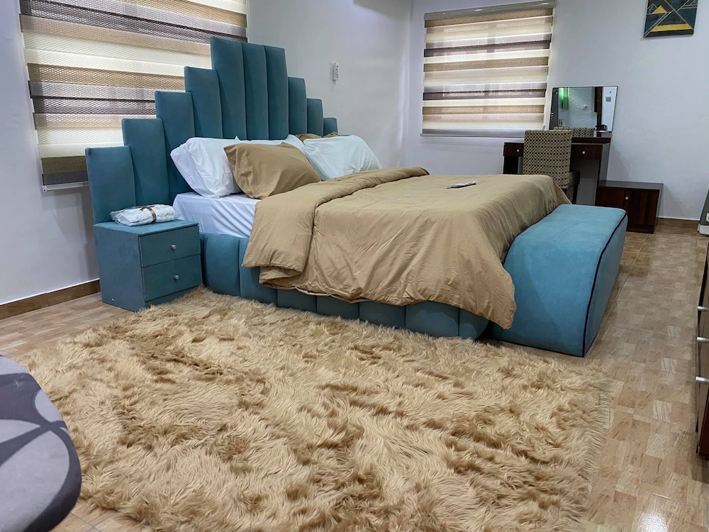 Comforts Court And Apartment