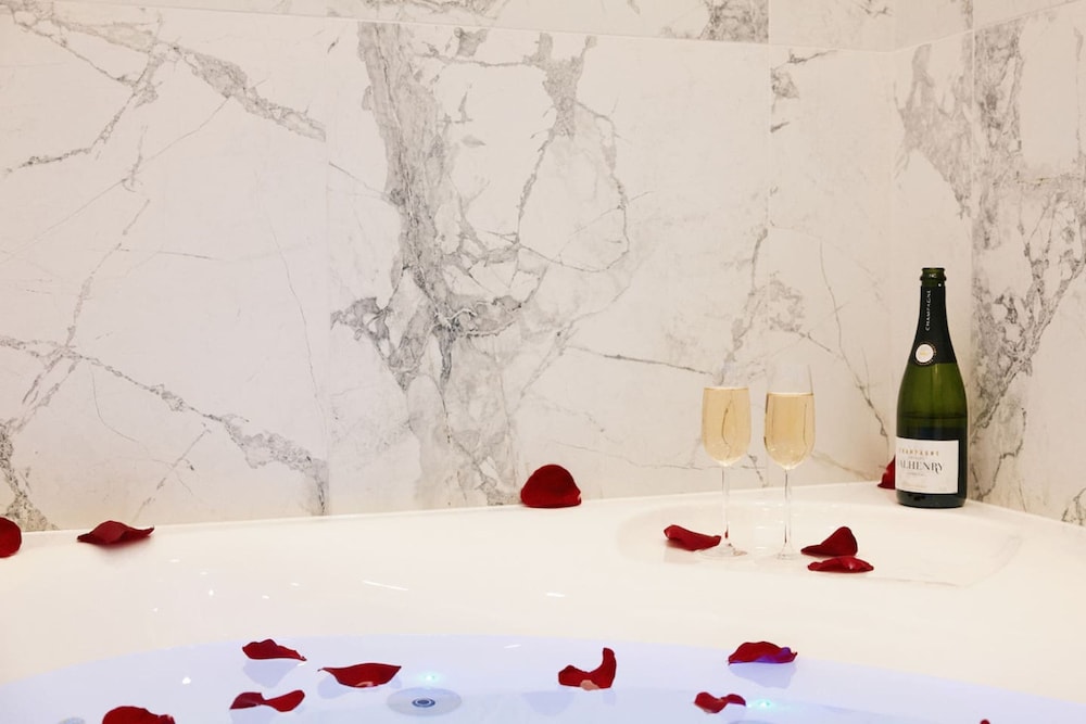 Lavie Maison Marais AC Hot Tub