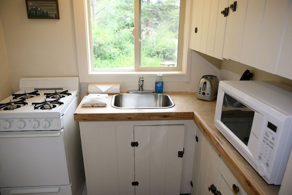 Triple R Cottages: 5 2 Bedroom Cabin view 4