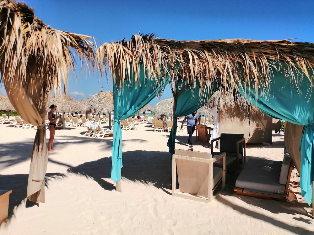 Los Corales Beach Village