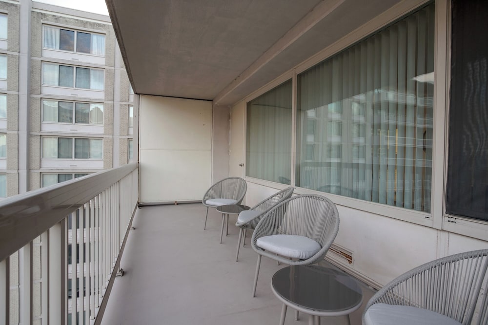Crystal City Apt Close to Airport