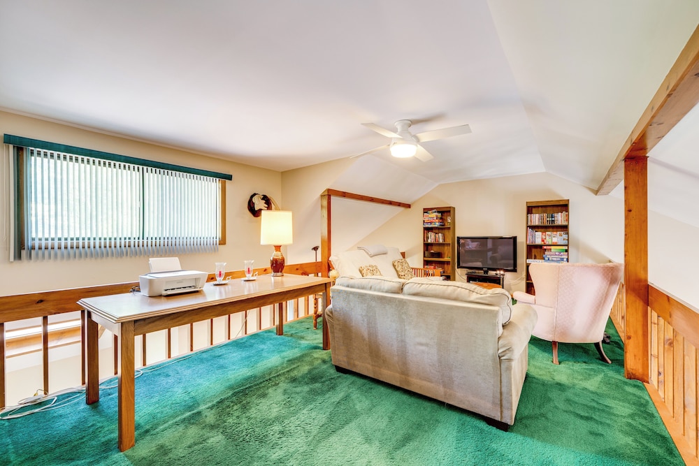 Near Skiing & Hiking! North Conway Gem w/ Balcony