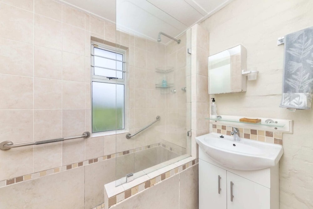 Peaceful 1BD Flat w/ Private Gardenrondebosch