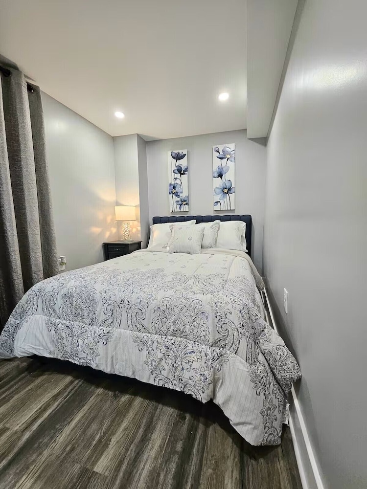 Cozy Home near City Center with Hot tub