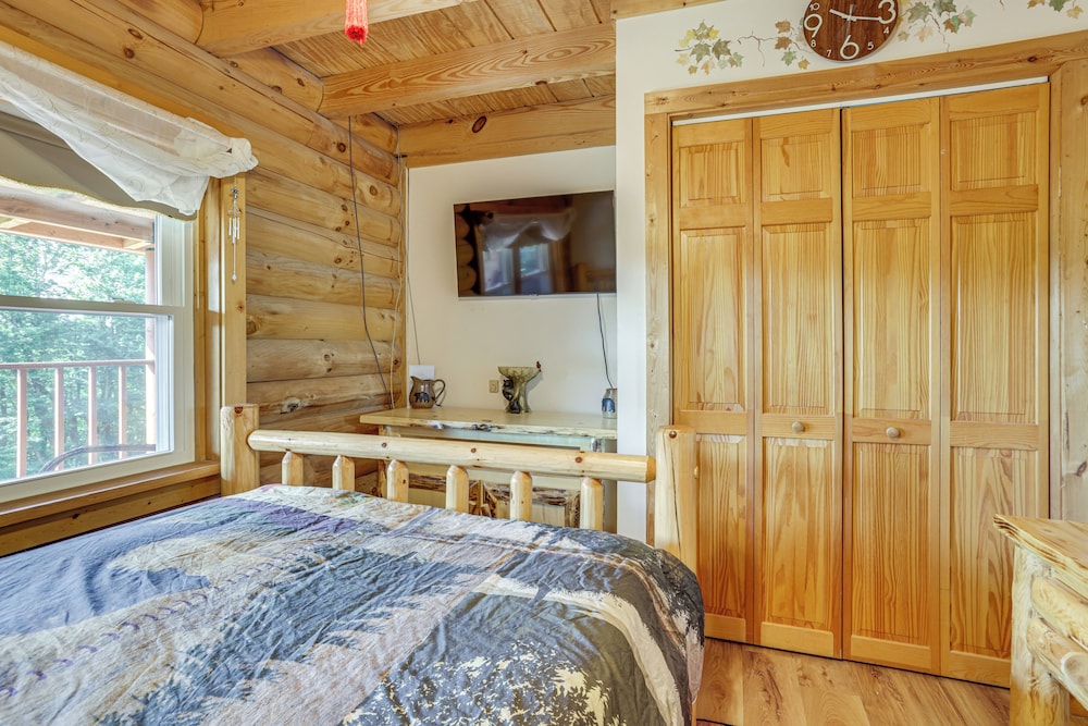 Hot Tub & Game Room: Deep Creek Winter Getaway