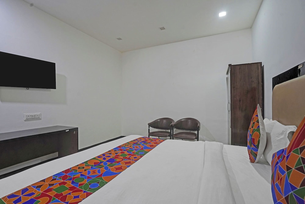 Fabhotel Red Apple Ii