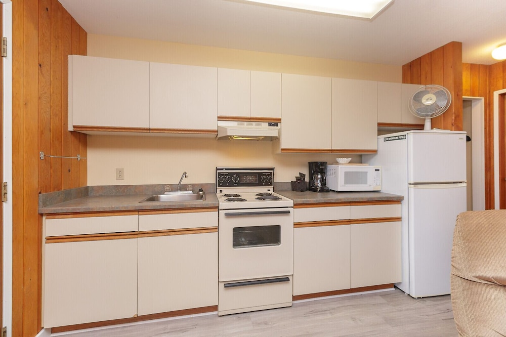 The Cedarwood Inn & Suites