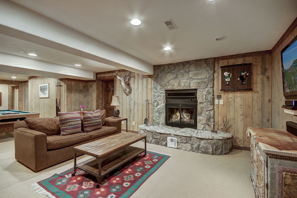 Bear Lodge 6 Bedroom Home by RedAwning