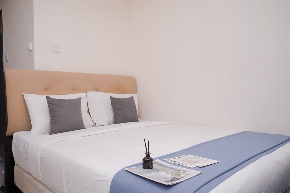 Good Deal and Comfy Studio at Collins Boulevard Apartment