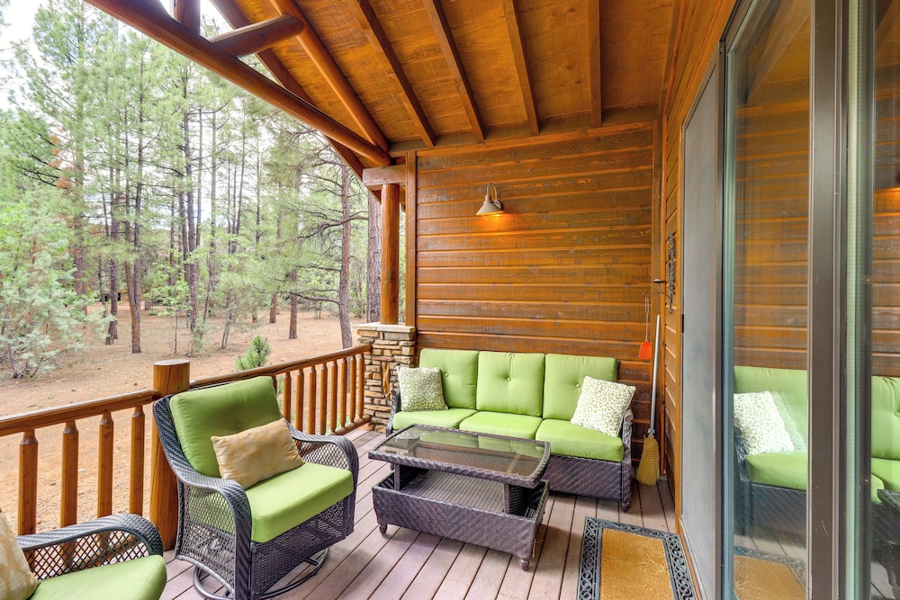 4 Mi to Fool Hollow Lake: Retreat w/ 2 Decks!