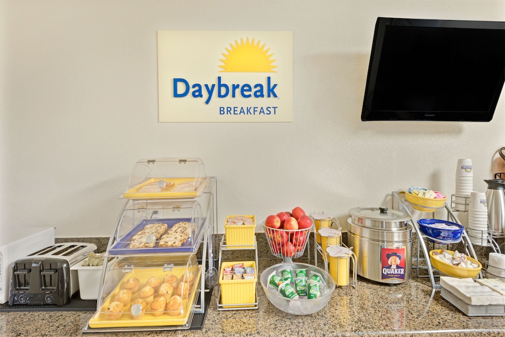 Days Inn by Wyndham Overland Park/Metcalf/Convention Center - Property Image 2