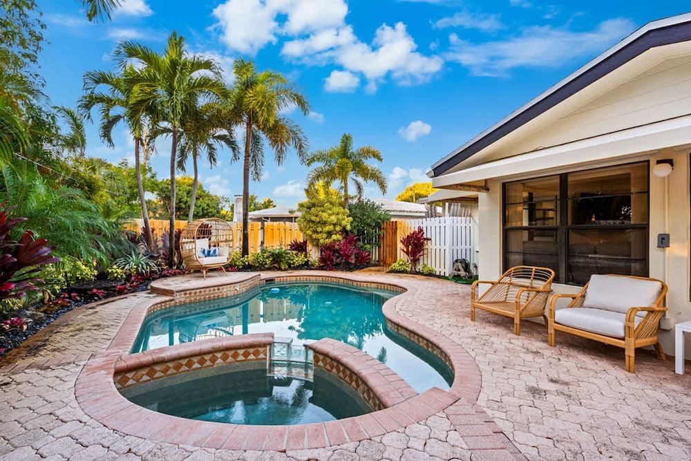 Tropical Getaway Heated Pool Patio Retreat