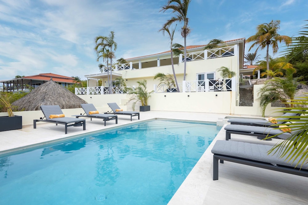 Villa Azure Vista 6BR Luxury Stay w 2 Pools