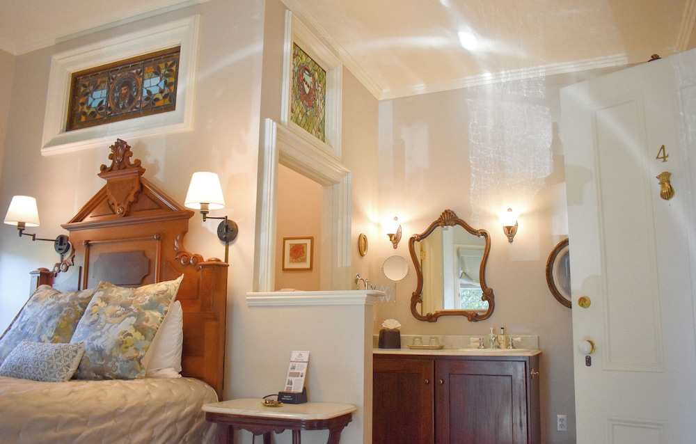 Ashland Vacations - McCall House Boutique Inn - Property Image 28