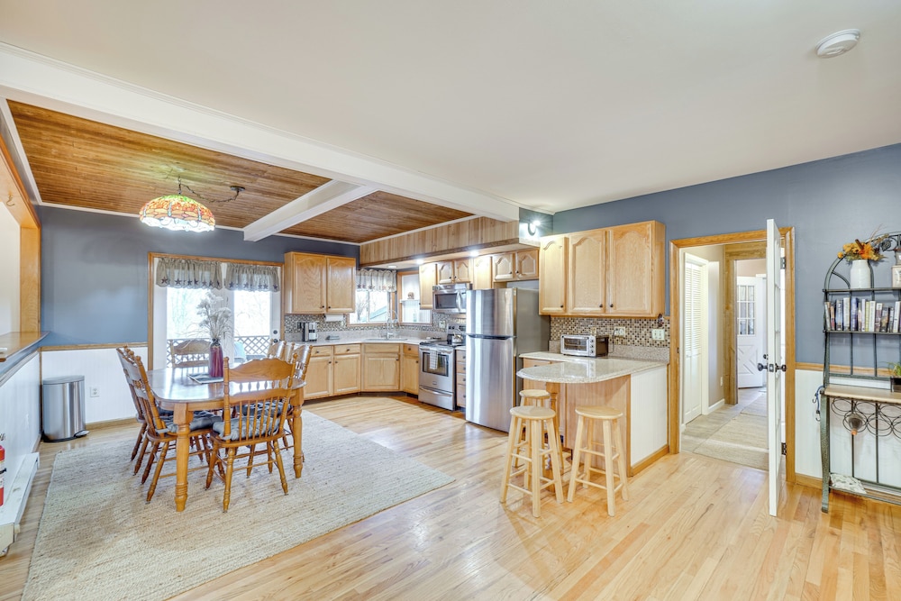 Knoxville Home: On-site Hiking & Outdoor Kitchen!