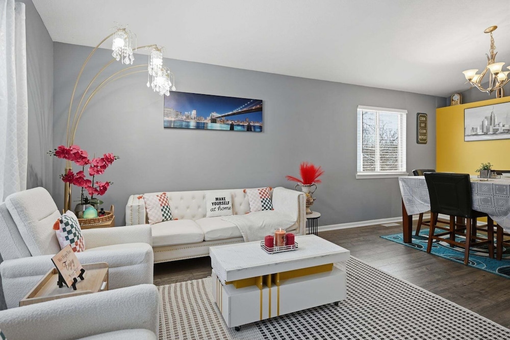 Bright 4br Near Msu & Downtown 4 Bedroom Home