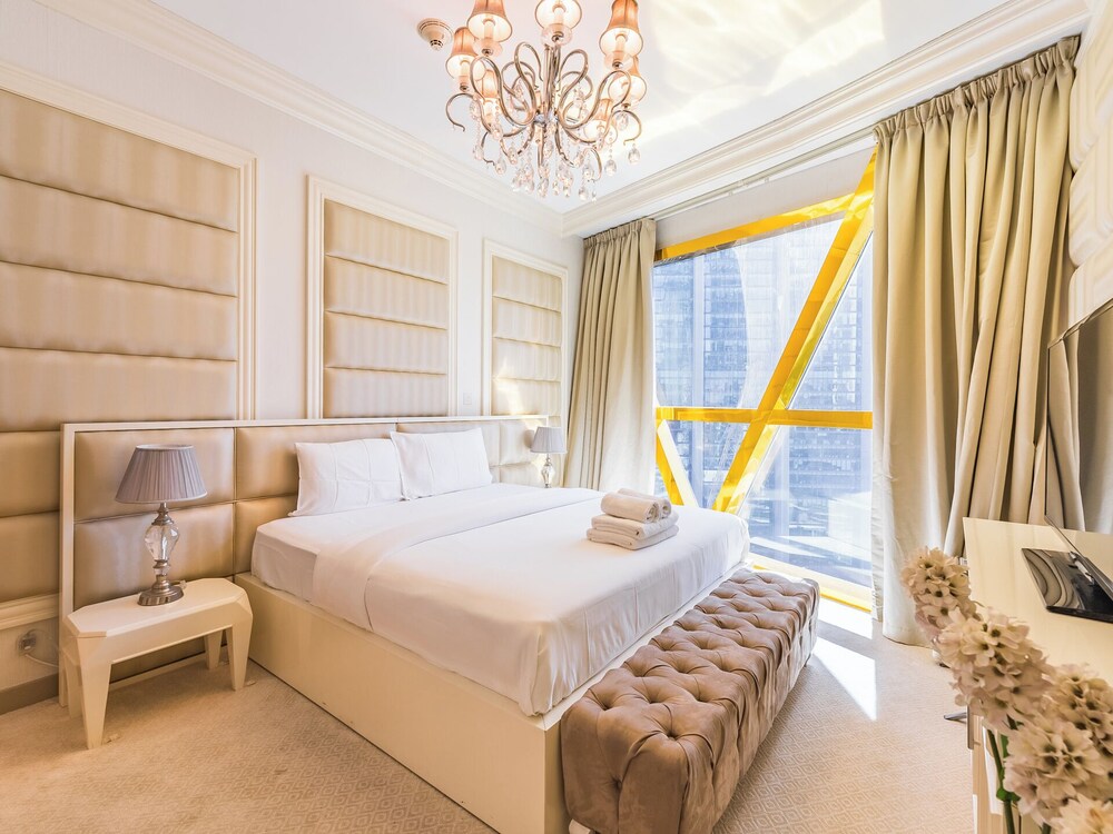 Luxury Spacious Condo in the Iconic Park Towers
