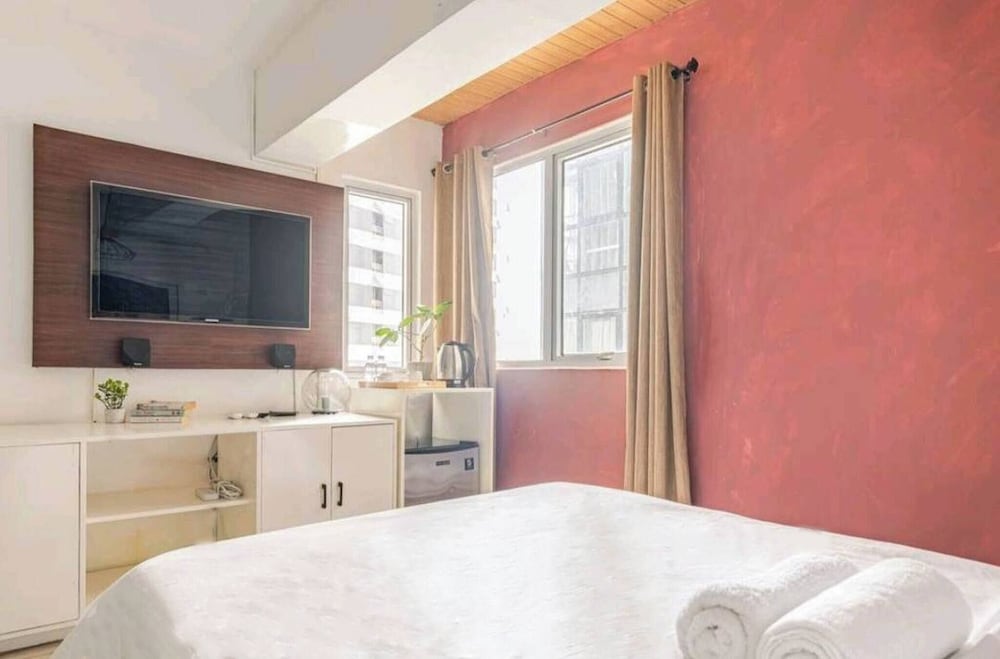 L1 Twin Bed Staycation in Bonifacio Global City