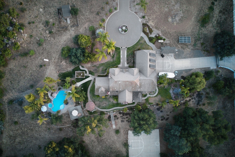 Burgundy by Avantstay Basketball Court Pool Hot Tub Outdoor Kitchen City Escape