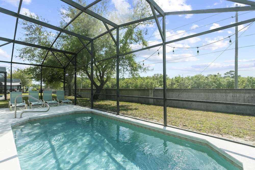 Trafalgar Resort Community Pool and Gym, Private Pool!