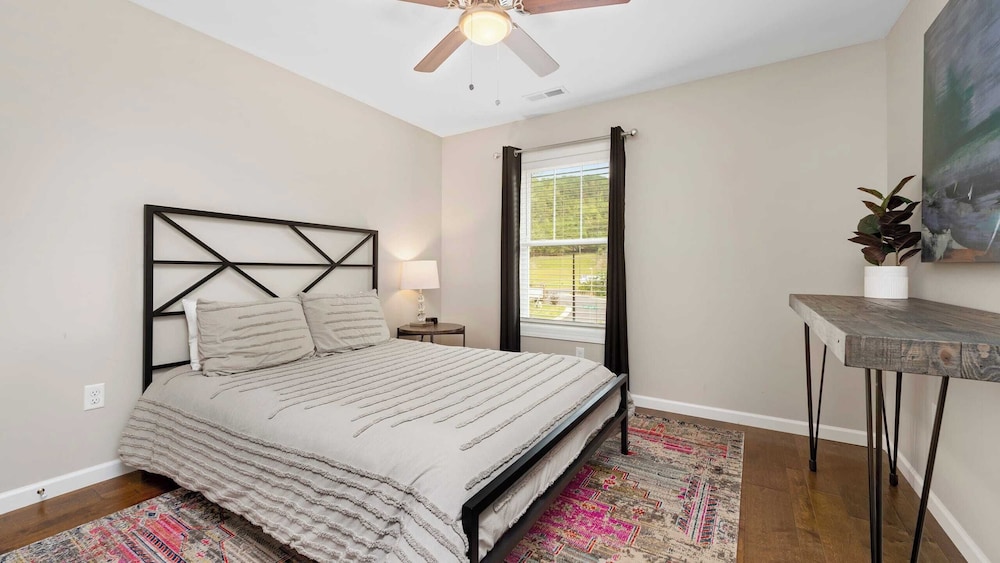 10 Townhomes, Sleeps 89 6 Mins to DT Asheville Sycamore Cove by Avantstay