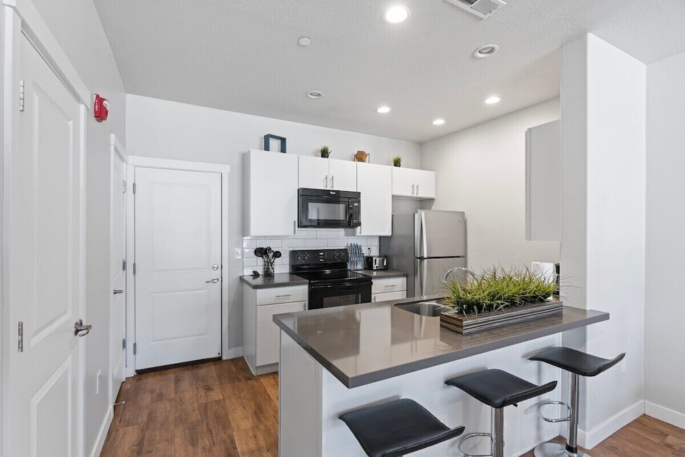 Modern w/ Pool, Gym, Hottub, Golf, Pet Friendly!