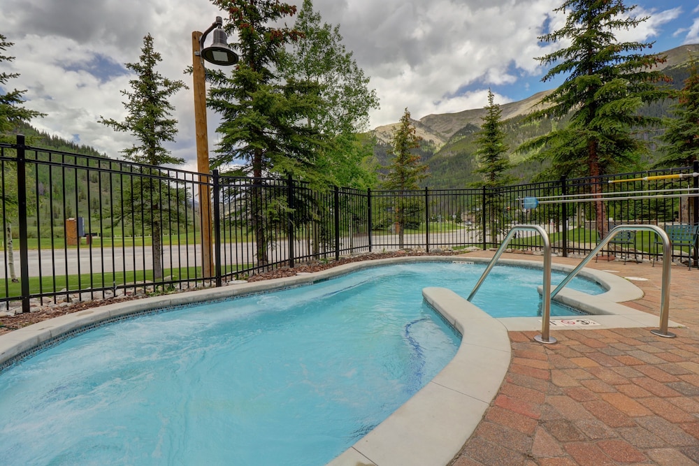 Spacious Top Floor Condo With Awesome Views and Vaulted ceilings - CS425 by Redawning