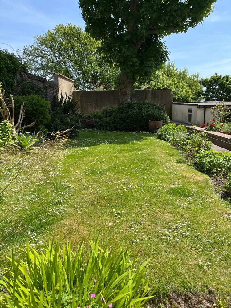 Beautiful 2BD Flat With a Garden - East Brighton