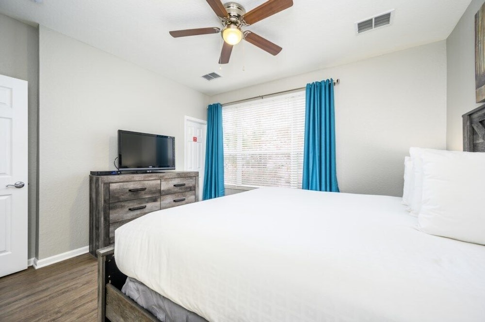 Epic Universe New Listing Beautiful Townhome, Vista Cay 4019