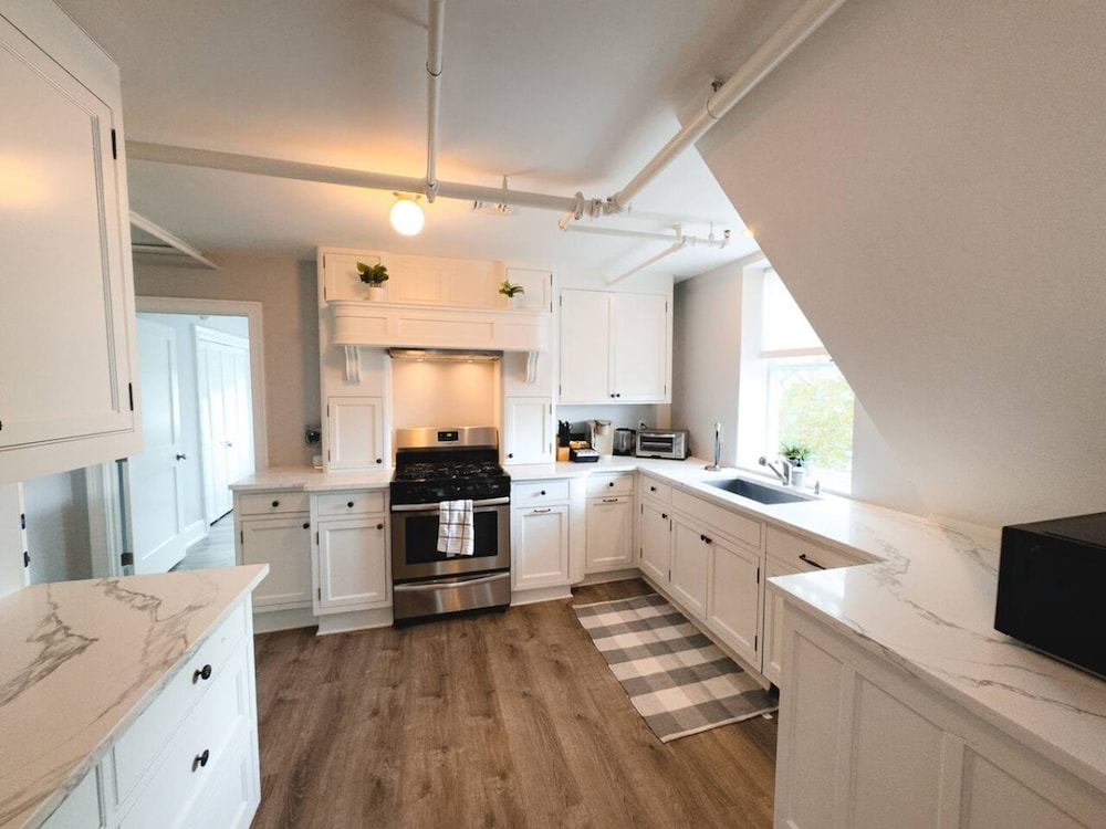 Water Access 5-bed 2-bath Retreat