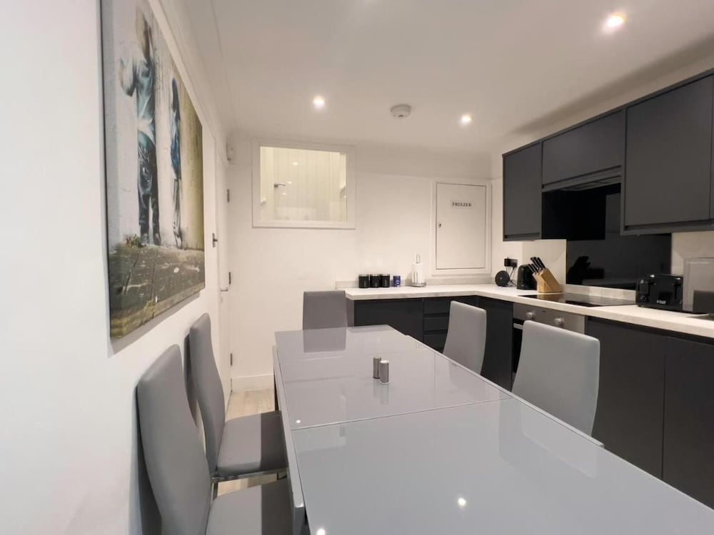 Apartmentsleeps8-wifi-famillyfriendly-citycentre