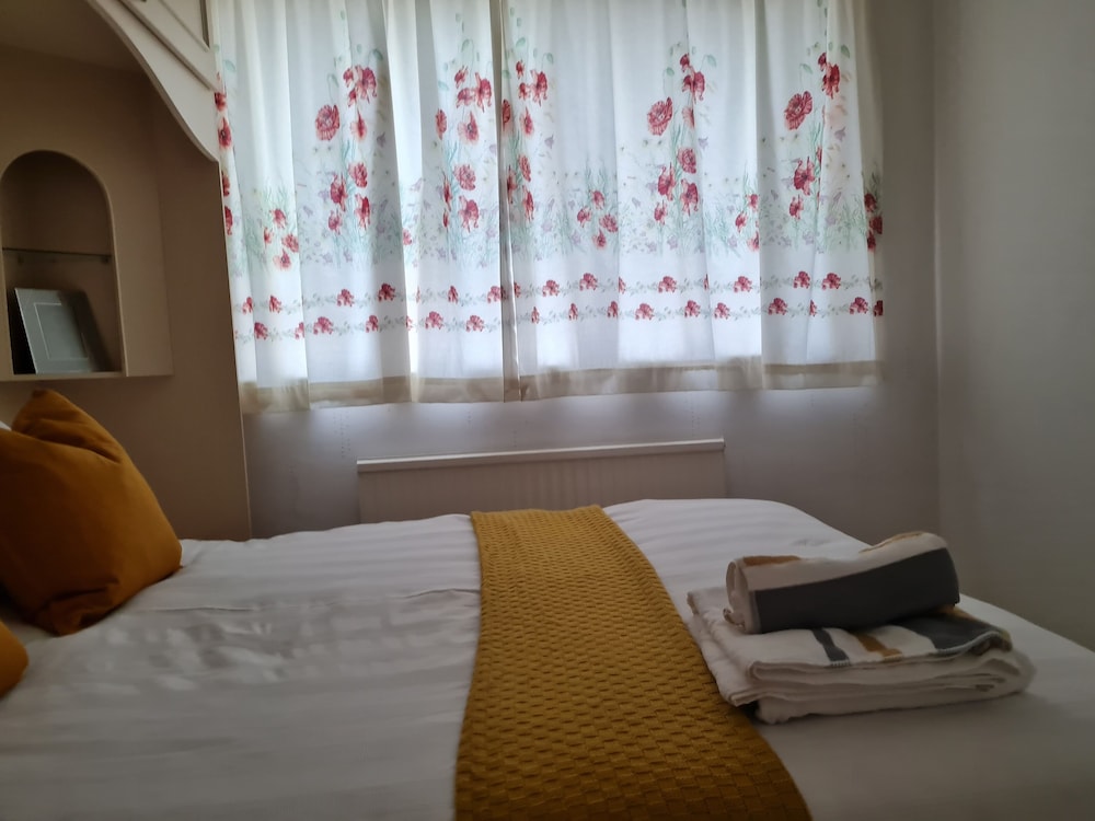 Immaculate 3-bed House With Free Parking in Bolton view 5