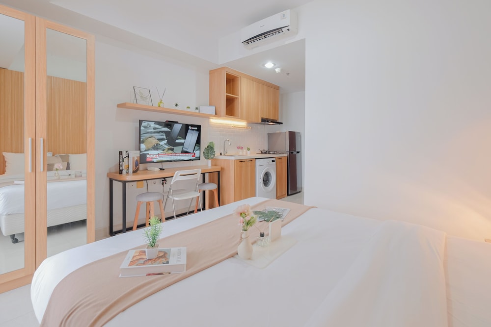 Cozy And Minimalist Studio At West Vista Apartment