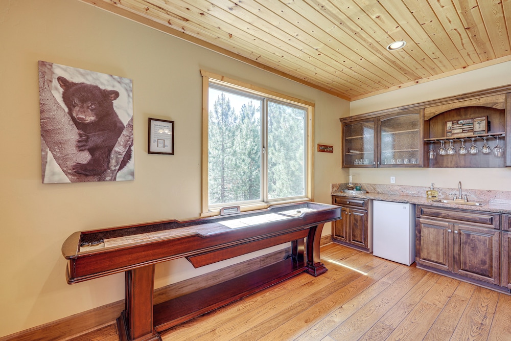 Walkable Big Bear Lake Home w/ Private Hot Tub!