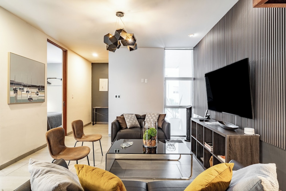 Luxurious 5-bedroom House With Air-conditioning & Private Rooftop in Juriquilla