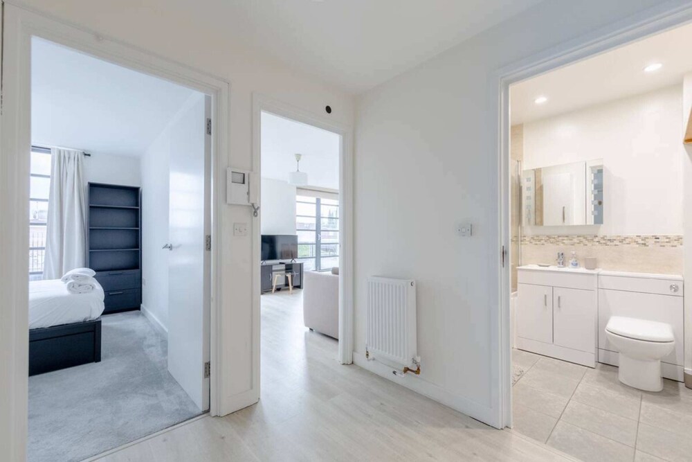 Serene 1BD Canal-side Flat w/ Terrace - Haggerston