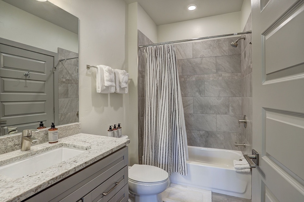 Brand New Clear Water Lofts - 2br Premier Condo - Kids Ski Free! 2 Bedroom Condo by Redawning view 5