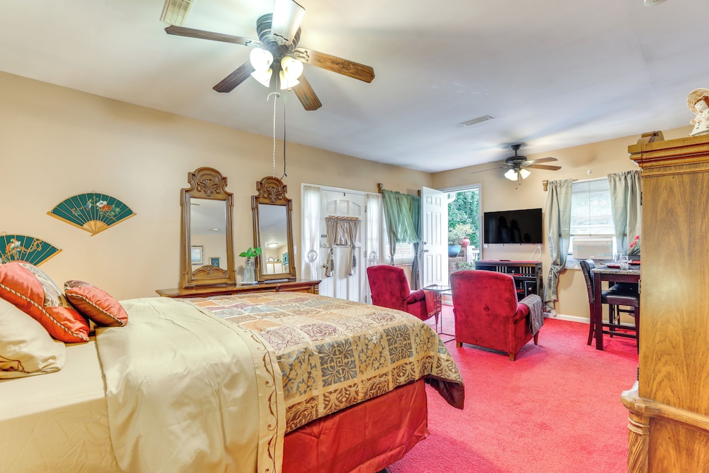 Charming Studio ~ 5 Mi to Stone Mountain Park