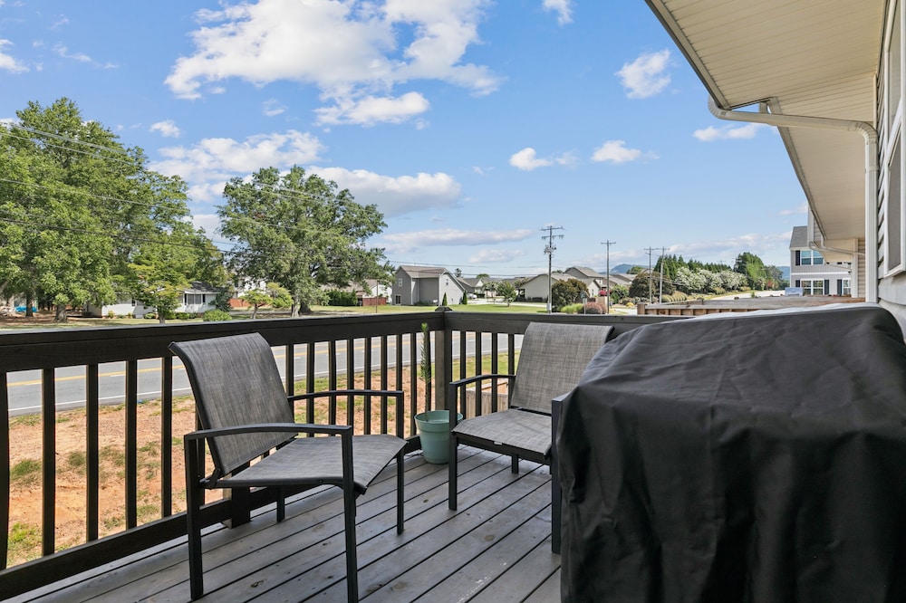 Modern Downtown Retreat Near Swamp Rabbit Trail 4 Bedroom Townhouse