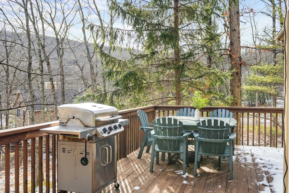 Mountain Escape With Game Room, Balcony & Stunning Views in the Poconos Christina
